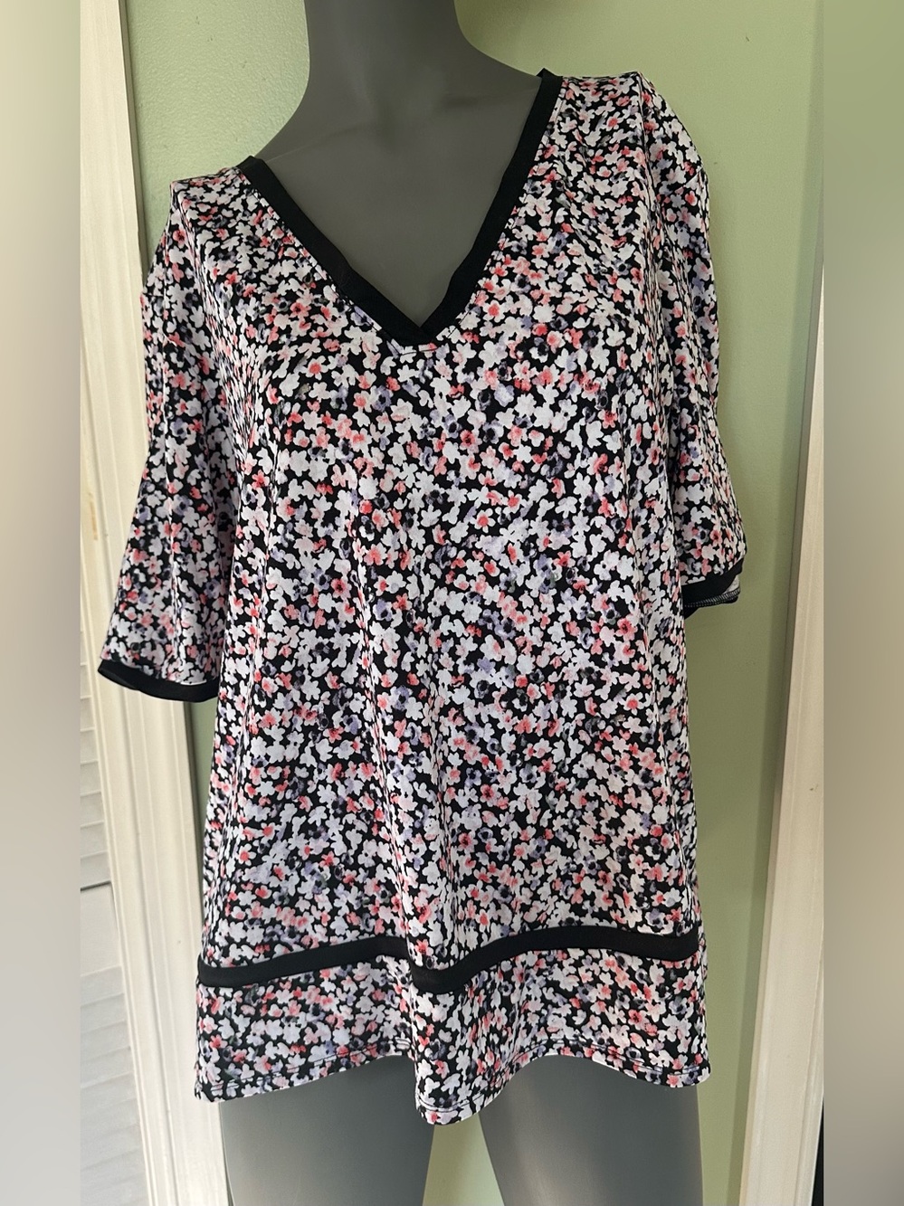 Simply Vera Vera Wang Soft Floral Print Top Black Trim Size L